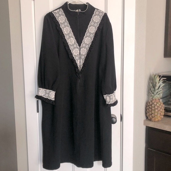 Suzy Other - (Suzy) VINTAGE Lacey Black Robe/Housecoat